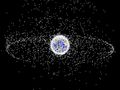 Śmieci kosmiczne widziane z dalekiej orbity okołoziemskiej (fot. NASA)