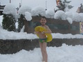 Chłopiec po kąpieli w basenie termalnym na śniegu (fot. M. Kołodziejska)