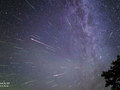 Czterogodzinna rejestracja meteorów z roju Perseidów (fot. Xiang Zhan). Źródło: http://apod.nasa.gov/apod/ap130821.html