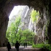 Otwór wyjściowy z największej jaskini. (www.wikipedia.com)