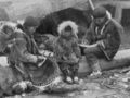Rodzina inuicka, zdjęcie wykonane w 1917 roku.
Fot. George R. King, źródło: http://commons.wikimedia.org/wiki/File:Eskimo_Family_NGM-v31-p564.jpg