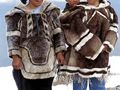 Inuici zachowają częściowo tradycje, ale coraz częściej w ich życiu gości „nowoczesność”.
Fot. Ansgar Walk, źródło: http://pl.wikipedia.org/wiki/Plik:Iglulik_Clothing_1999-07-18.jpg