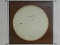 Słońce widziane w świetle naturalnym sfotografowane przez Lewisa Ruthefurda w Nowym Jorku dnia 22 września 1870 roku. Źródło: P.A. Secchi„ Die Sonne”, wyd. 1872 r. Fot. Jan Kalabiński

