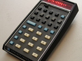 Kieszonkowy kalkulator naukowy HP-35 (model sprzed ponad 40 lat), w którym zastosowano system RPN, został uznany w 2000 r. za jeden z dwudziestu produktów wszech czasów, które zmieniły świat. Fot. Seth Morabito, źródło: http://en.wikipedia.org/wiki/File:HP_35_Calculator.jpg
