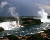 Wodospad<br />
Niagara – widoczne dwie części: American i Canadian Falls. Fot. Safron Blase, źródło: http://commons.wikimedia.org/wiki/Niagara_Falls#mediaviewer/File:Niagara_Falls_Storm.jpg