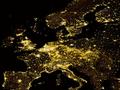 Satelitarny obraz Europy nocą ukazujący obszary o silnym zanieczyszczeniu świetlnym