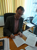 Dyrektor Instytutu Geofizyki PAN Prof. dr hab. Paweł Rowiński podpisuje umowę.