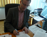 Dyrektor Instytutu Geofizyki PAN Prof. dr hab. Paweł Rowiński podpisuje umowę.
