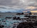 Ostatnie promienie zachodzącego Słońca przed nocą polarną. Widok na fiord Hornsund. Fot. Piotr Andryszczak
